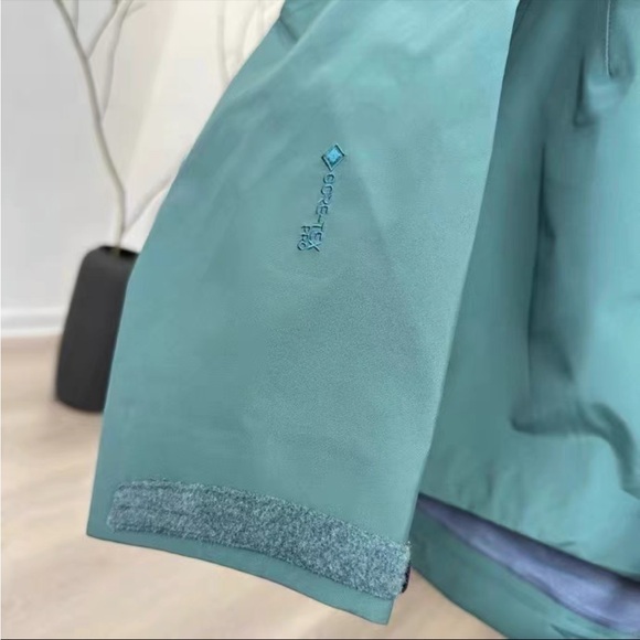 Arc'teryx Men's Black and Teal Performance Jacket - Picture 7 of 7